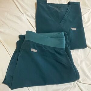 FIGS scrub set - Catarina one pocket top & Kade cargo pants size large